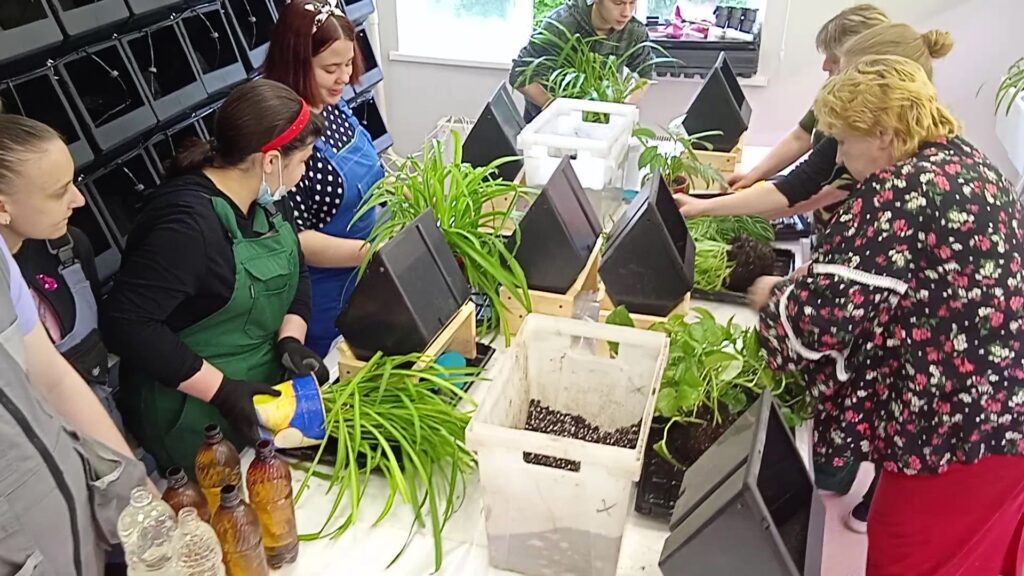 Мастер класс по высадке растений в модули редкого полива в "зеленой мастерской БФ Круг